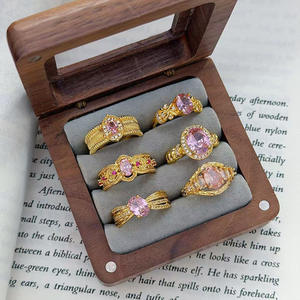 แหวนไพลินสีชมพูสไตล์วินเทจ ดีไซน์เปิดปรับขนาดได้ ประดับเพชร CZ เต็มวง เหมาะสำหรับการใส่ซ้อนแบบเรียบหรู เครื่องประดับมินิมอลสุดหรูสำหรับผู้หญิง - Product Image 5