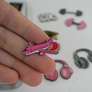 Kustom terukir Die Cast paduan perunggu lembut Enamel Desain Mode Koleksi Pin kustom Logo untuk telepon stiker dekorasi rumah - Product Image 2