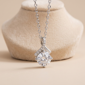 Collier pendentif ruban solitaire en diamant de laboratoire or luxueux, bijou raffiné, cadeau pour elle, accessoire charmant et étincelant - Product Image 1