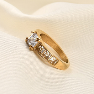Bague en cristal plaquée or 18 carats avec zircon carré de 7 mm incrusté, design géométrique, unisexe, à porter au quotidien - Product Image 3