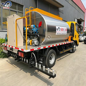 Camion distributeur d'asphalte de 8 m3 résistant à la corrosion, durable et esthétiquement plaisant avec un habillage en acier inoxydable - Product Image 3