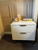 Table de chevet scandinave blanche avec 2 tiroirs, motif feuille sculpté, poignées barre dorée, pieds coniques, OEM ODM