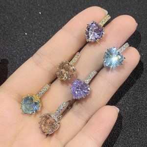Modernos Pendientes de Aro Huggie con Gema en Forma de Corazón, Personalizables, Múltiples Colores, con Zirconia Pavé Lateral, Colgantes, Regalo, Venta al por Mayor - Product Image 1