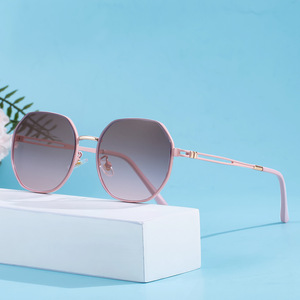 Lunettes de soleil pour femmes DG-98302, monture large, protection UV400, verres en PC, monture en plastique et métal, lunettes de soleil tendance, classe 2 - Product Image 2