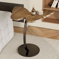 Table basse d'appoint en bois style moderne et épuré, avec motifs papillon, dotée de fonctionnalités combinées portables et décoratives pour la maison, le salon et la chambre.