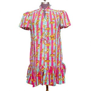 Robe courte moderne pour femme 100% coton pur, imprimé floral indien fait main, boutonnée, lavable, écologique, col en V, manches courtes - Product Image 1
