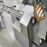 Équipement d'emballage en feuille ondulée pour chocolat en forme de tonneau, à fonctionnement continu, avec distribution de colle entièrement automatisée, conçu sur mesure