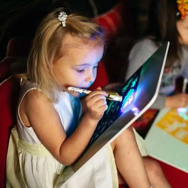 Yeni Komik Eğitici Çocuk Oyun Oyuncaklar led ışık Gözlük 3D Sihirli Yanıp Sönen Çocuklar Için Çizim Kurulu