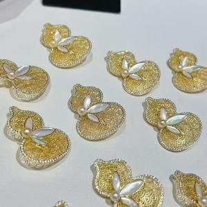 Broche Conmemorativo del Año de la Serpiente 2025, Estilo de Dibujos Animados, Patrón de Calabaza y Flor en el Pecho - Product Image 2