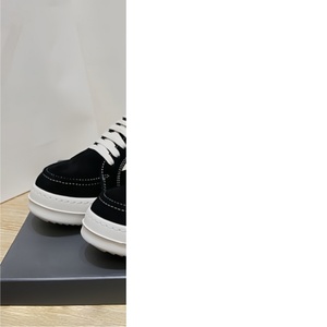 Chaussures de marche polyvalentes, simples et élégantes, de style universitaire, en combinaison de couleurs noir et blanc, idéales pour un usage décontracté. - Product Image 1