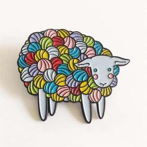 Vente en gros, cadeau de luxe personnalisé, épingle en émail doux de mouton pailleté gravée au laser, épingle à tricoter en agneau noir doré - Product Image 1