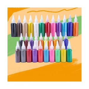 Le sable coloré en bouteille est utilisé pour la décoration de sablier en papier de verre souhaitant des bouteilles
