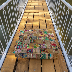 Couverture de sol carrée en coton indien fait main, patchwork banjara, brodée, imprimée, salon, hôtel, couverture de pouf avec motif d'animaux de dessin animé - Product Image 1