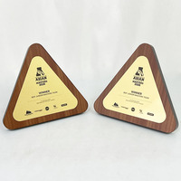Plaque de certificat en bois en forme de triangle de gravure personnalisée de 20x18cm avec MH-N430 de plaque d'or et d'argent