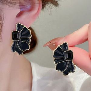 Pendientes de Mariposa Versátiles y Modernos de Aleación de Lujo de Diseño Zhejiang con Incrustaciones de Cristal y Diamantes de Imitación - Product Image 1