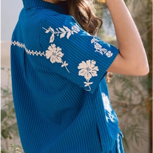 Conjunto Casual de Lino para Mujer OEM 2025, Nuevo Estilo, Camisa y Pantalones Cortos con Bordado Sólido y Decoración de Botones, Tela de Lona, Gran Venta - Product Image 3