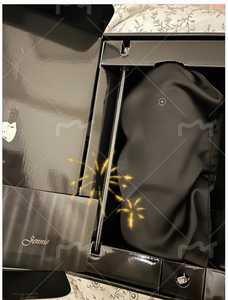 Bouteille d'eau moderne <span class=keywords><strong>Blackpink</strong></span> JENNIE Collab Midnight Ruby pour Luxe en acier inoxydable à double paroi isolée thermiquement 30 OZ - Product Image 5