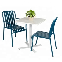 Ensemble table et chaises de restaurant moderne en aluminium avec chaises empilables robustes pour usage extérieur, villa, parc, appartement