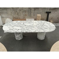Arabescato Weißer Marmortisch Luxuriöse Ovale Naturstein-Tischplatte mit Doppelter Gerillter Säulenbasis Maßgefertigte Italienische Steinmöbel
