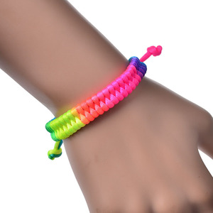 Braccialetto di corda arcobaleno colorato rosso lavorato <span class=keywords><strong>a</strong></span> mano coppia con <span class=keywords><strong>nodo</strong></span> pipa <span class=keywords><strong>a</strong></span> forma di otto nodi e spessi regolabile - Product Image 2
