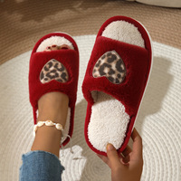 Pantoufles d'intérieur chaudes et antidérapantes pour femmes, motif léopard, patch cœur, en peluche, à bout ouvert, douillettes