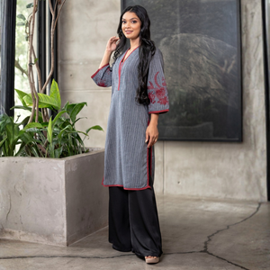 Venta al por Mayor de Ropa Elegante de Moda, Kurta de Lino Negro Premium con Bordado en las Mangas - Product Image 3