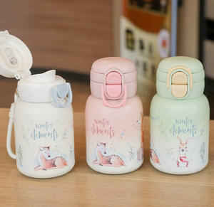 Mini bottiglia d'<span class=keywords><strong>acqua</strong></span> isolata per bambini da 500ml: Design di lusso e di fascia alta con coperchio in paglia, tazza a tema cartone animato resistente per esterni - Product Image 1