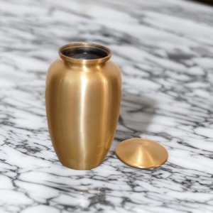 Urna de cremación de latón hecha a mano Acabado dorado clásico y urna de latón dorado simple para cenizas - Product Image 5