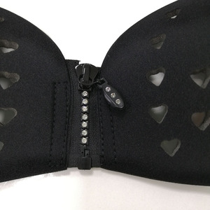 女性セクシースポンジウイング形状通気性洗えるストラップレスランジェリー穴ブレストジッパー付きフルアップブラッシャー - Product Image 4