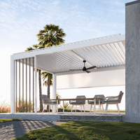 Pergola autonome à lames orientables avec structure en aluminium gris clair et toit plat rigide pour l'aménagement extérieur résidentiel ouvert