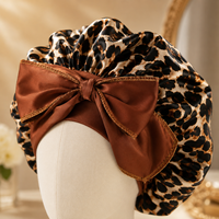 Bonnet en satin imprimé léopard avec nœud papillon et longue queue pour cheveux bouclés, tresses et cheveux naturels – Vente en gros pour femmes