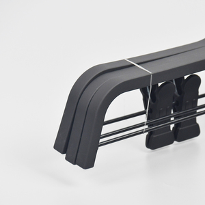 Venta al por mayor estilo de <span class=keywords><strong>Zara</strong></span> de alta calidad ABS recubierto de goma mate negro de plástico <span class=keywords><strong>pantalones</strong></span> percha con clips - Product Image 3