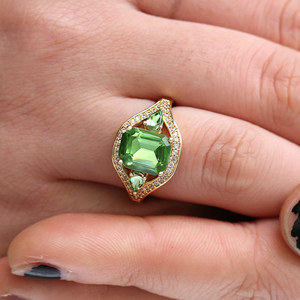 Anello di Fidanzamento con Gemma Verde per Donne, Elegante Gioiello da Dito alla Moda - Product Image 1