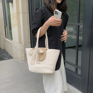 Bolso de hombro tejido tipo cubo, color blanco roto, color caqui, minimalista, para uso diario, verano 2023 - Product Image 1