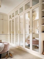 Dressing moderne de luxe Cavio avec tiroirs cannelés et portes miroir intégrées, taille et couleur personnalisables