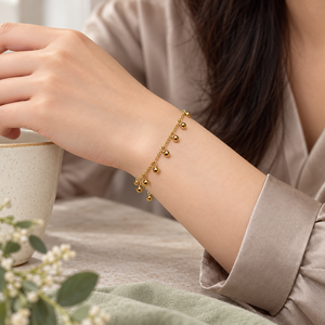 สร้อยข้อมือประดับลูกปัดทองคำ, สแตนเลสสตีลชุบทอง 14K แบบสุญญากาศ, ลูกปัดขัดเงาขนาดเล็กบนสายโซ่เส้นเล็ก, สีทอง - Product Image 5