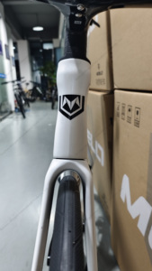 Vélo <span class=keywords><strong>de</strong></span> <span class=keywords><strong>route</strong></span> haut <span class=keywords><strong>de</strong></span> gamme en fibre <span class=keywords><strong>de</strong></span> carbone intégrale avec tige <span class=keywords><strong>de</strong></span> selle aérodynamique, frein à disque 700C, vélo <span class=keywords><strong>de</strong></span> course à bon <span class=keywords><strong>prix</strong></span> - Product Image 3