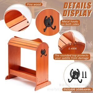 Porte-selle en bois massif en pin, support de rangement équestre avec crochets métalliques pour équipement équestre - Product Image 1
