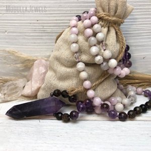 MN33595 Collier de 108 perles Mala en Kunzite avec pendentif baguette en améthyste brute, cristal énergétique mystérieux ancien, pour l'équilibre des chakras, cadeau - Product Image 2