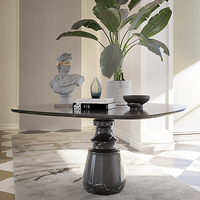 Table à manger carrée en marbre noir de style nordique de luxe avec base sculpturale pour une ambiance élégante à l'intérieur et à l'extérieur