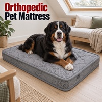 Matelas orthopédique pour chien avec sections matelassées arrondies et petit motif triangulaire sur le tissu gris