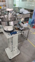 Machine de remplissage et de bouchage automatique de liquides avec table, machine de remplissage de bouteilles de café liquide avec alimentation par vibration