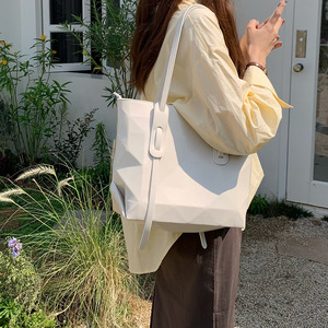 Bolso tote acolchado geométrico minimalista para mujer, bolso de viaje con cremallera de gran capacidad, color blanco, para uso diario - Product Image 2