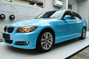 Film de covering automobile bleu ciel PET haute brillance 7,5 mil avec technologie Air Release auto-réparatrice, film vinyle intégral pour changement de couleur - Product Image 3