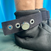 Bottes verrouillables avec semelle à rivets stimulants pour les amateurs de couches ABDL et les jeux de régression d'âge