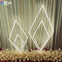 LEDA Offre Spéciale Allée de mariage Support de lumière LED Cadre en métal diamant Géométrie Support lumineux pour la décoration de passerelle de scène de mariage