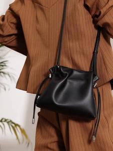 Sac à main souple haut de gamme personnalisé par le fabricant, sac bandoulière pour femme, sac seau tendance et polyvalent - Product Image 2