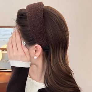 ที่คาดผมผ้าพลัฌสีน้ำตาลกาแฟสำหรับผู้หญิง ฤดูใบไม้ร่วง ฤดูหนาว เหมาะสำหรับงานปาร์ตี้ งานหมั้น หรือเป็นเครื่องประดับผม - Product Image 3