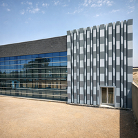 Entrepôt moderne en structure métallique préfabriquée avec toit en tôle ondulée et porte à enroulement pour usage d'atelier