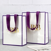 Logo doré imprimé personnalisé Boutique de détail Emballage de vêtements Sac en papier à provisions avec poignées